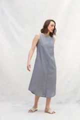 Vestido midi sin mangas, con estampado a rayas verticales en tonos de azul.