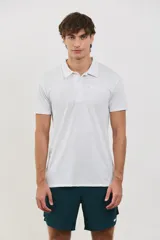 Chomba deportiva de manga corta, con cuello polo y cierre frontal de botones. Confeccionada en tejido técnico ultra liviano, fresco y respirable con propiedades elásticas para mayor movilidad.