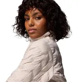 Campera acolchada Columbia modelo Delta Ridge II JKT, color beige claro, con cuello alto y cierre frontal. Presenta un patrón de costuras en forma de V que crea compartimentos térmicos.