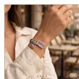 Pulsera de plata 925 con cadena de eslabones y dije central en forma de cassette decorado con circonias de colores. Incluye dijes colgantes adicionales en forma de corazón con incrustaciones de piedras brillantes.