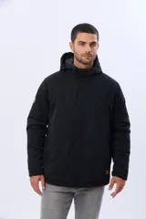 Campera puffer reversible para hombre, de color negro, con diseño capitonado, capucha integrada y bolsillos funcionales con cierre frontal.