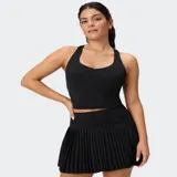 Top deportivo negro con sujetador incorporado, escote en V y espalda nadadora, confeccionado en tejido ultrasuave.