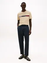 Remera de corte regular confeccionada en puro algodón, con cuello redondo y panel horizontal bordado en el pecho que incluye el logo y los colores distintivos de la marca.
