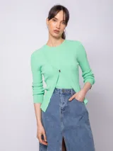 Cárdigan blanco de tejido de punto en rib irregular con broche metálico en la parte frontal.