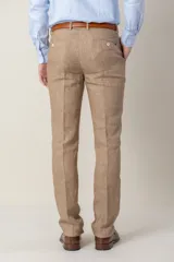 Pantalón de vestir color beige confeccionado en lino, de corte clásico.