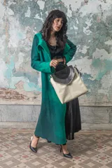 Bolso tipo tote de cuero color arena con solapa de gamuza negra y detalle de cuero texturizado.