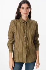 Camisa de manga larga con estampado de rayas verticales en color bordó y blanco, cuello clásico y cierre frontal con botones.