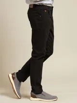 Pantalón de gabardina color caqui, de corte recto y tiro medio, con bolsillos laterales y traseros.