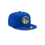 Gorro azul con logo de los Golden State Warriors bordado en amarillo.
