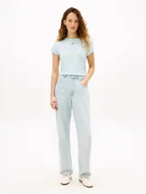 Remera celeste de corte slim, confeccionada en punto de algodón ligeramente elástico, con cuello redondo y logo texturizado en el pecho.