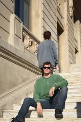 Buzo negro de algodón con cuello redondo y logo bordado en el pecho.