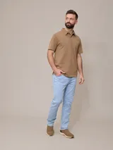 Jean de denim elastizado celeste, corte slim fit.