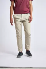 Pantalón tipo chino de gabardina en color beige, con corte regular, bolsillos laterales y traseros, y logo bordado.