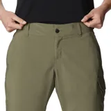 Pantalón convertible Columbia de corte recto en color verde oliva. Presenta diseño funcional con perneras desmontables mediante cremallera para convertirlo en short, múltiples bolsillos laterales y traseros, y tecnología de protección solar.