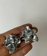 Par de caravanas con forma de flor, hechas a mano en porcelana.