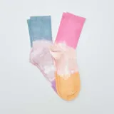 Pack de dos pares de medias de caña media con diseño tie dye. Un par es de color celeste y lila, y el otro par es de color rosa y naranja.