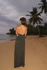 Blusa de punto con diseño asimétrico, más larga en la parte posterior y corta en la frontal, con breteles finos regulables.