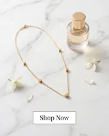 Collar de cadena fina con dije de cubo pequeño en color dorado.