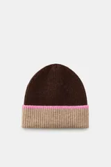 Gorro tipo beanie de punto, con diseño bicolor que combina marrón oscuro en la parte superior y beige en el borde, con una franja delgada en color rosado que separa ambos tonos.