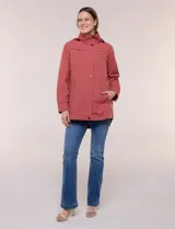 Campera impermeable Gallery color azul marino, con capucha plegable, cierre frontal con solapa de botones a presión, bolsillos y cordón de ajuste en la cintura.