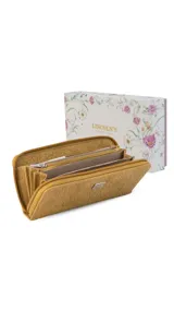 Billetera larga de cuerina color celeste con cierre perimetral, múltiples compartimentos internos para tarjetas, billetes y un monedero con cierre.