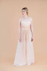 Vestido largo de fiesta color durazno, confeccionado en gasa bordada con lentejuelas al tono.