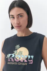 Musculosa Roxy modelo Line Up de color negro, con diseño sin mangas, cuello redondo y corte corto. Cuenta con un estampado frontal gráfico estilo vintage que incluye la palabra "Roxy", palmeras y un sol, acompañado del texto "sunsets chaser".