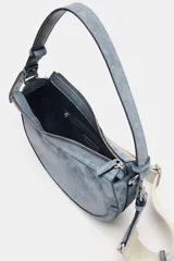 Bolso bandolera de piel color gris con diseño ovalado tipo media luna. Cuenta con cierre de cremallera, asa corta de hombro ajustable y detalles metálicos.