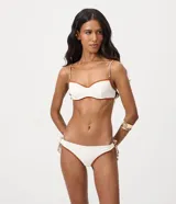 Bombacha de bikini básica de microfibra color blanco con ribetes marrones en contraste, confeccionada en poliamida biodegradable y elastano.