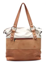 Cartera de hombro confeccionada en cuero negro, combinando texturas lisas y con relieve tipo croco. Presenta herrajes metálicos dorados, detalles de tachas decorativas en las correas y cierre superior.