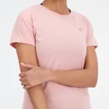 Remera deportiva New Balance Relentless Heathertech color rosa con logo en el pecho y detalle de rayas blancas en las mangas.