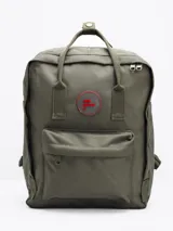 Mochila color verde militar con diseño clásico y minimalista. Cuenta con un compartimento principal con cierre de doble cremallera, un bolsillo frontal con cierre y dos asas superiores con broche. En el frente, tiene un parche circular con el texto "FORUM INDUSTRIES CO." en rojo.