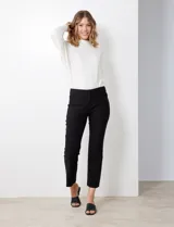 Pantalón negro de gabardina elastizada, marca Zac & Rachel, de corte recto y largo al tobillo.