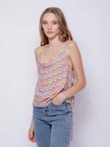 Top lila con estampado floral, de breteles finos y corte crop.