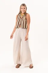 Pantalón palazzo beige de tiro alto, con cintura elástica fruncida y diseño amplio de pernera ancha.