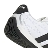 Championes Adidas Groundpulse de perfil bajo, inspirados en el automovilismo. Presentan un exterior blanco con las tres tiras características en negro, costuras decorativas acolchadas y suela de caucho negra con diseño envolvente en el talón.