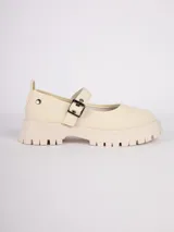 Zapatos tipo guillerminas color crudo, de tela, con correa ajustable y hebilla metálica. Cuentan con plataforma de 4,5cm.