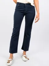 Pantalón recto azul oscuro, de tiro medio.