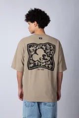 Remera negra de corte oversize confeccionada en algodón pesado, con estampa pequeña de Mickey Mouse en el pecho y diseño gráfico en la espalda.