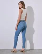 Jean elastizado de tiro medio, color celeste, con pretina con pasadores, cierre y botón metálico. Tres bolsillos en delantera y dos en parte trasera.