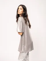 Remera blanca oversized de tela elastizada con tajos laterales y escote redondo.