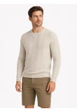 Sweater de punto color beige, de cuello redondo y manga larga, con diseño texturizado de rayas verticales sutiles.
