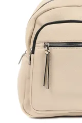 Mochila negra de cuero sintético con múltiples bolsillos con cierre y asa de mano.