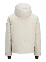 Campera técnica impermeable y cortaviento con capucha ajustable, diseñada para condiciones de frío y nieve. Cuenta con cierre frontal, bolsillos con cierre, ventilación bajo los brazos y ajustes en puños.