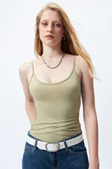 Body blanco de microfibra, corte minimalista, con breteles finos y frunces laterales entrecruzados en el torso.