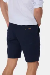 Bermuda clásica de lino color beige, de corte recto con bolsillos laterales y traseros ribeteados con botón.