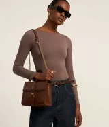 Body de manga larga con escote bote, confeccionado en tejido de poliamida y elastano. Presenta un diseño ajustado al cuerpo con cierre en el entrepiernas.