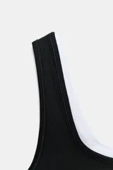 Top negro de mezcla de algodón, con escote redondo y tirantes anchos. Presenta un diseño de tejido en superposición.