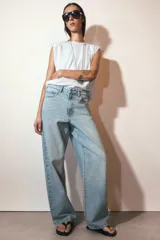 Jeans de tiro medio con corte relaxed fit y balloon leg, color azul denim. Cuenta con cintura con trabillas, cinco bolsillos y cierre frontal con cremallera y botón. Modelo ZARA WOMAN COLLECTION.