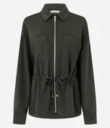 Campera tipo parka color verde oscuro, confeccionada en modal con cierre frontal metálico, cuello camisero, bolsillos frontales y cordón ajustable en la cintura.